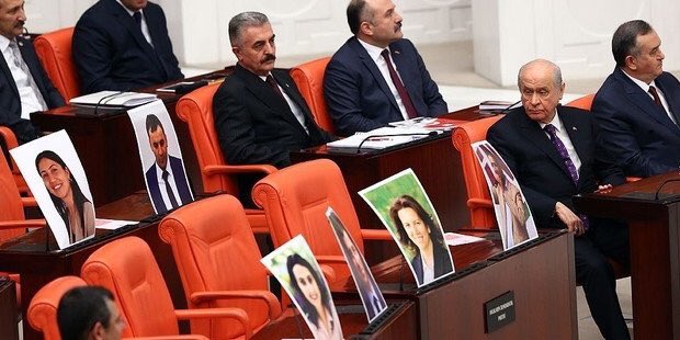 Boşuna bakma!
Tutuklu olsak da o sıralarda oturamayacaksın.