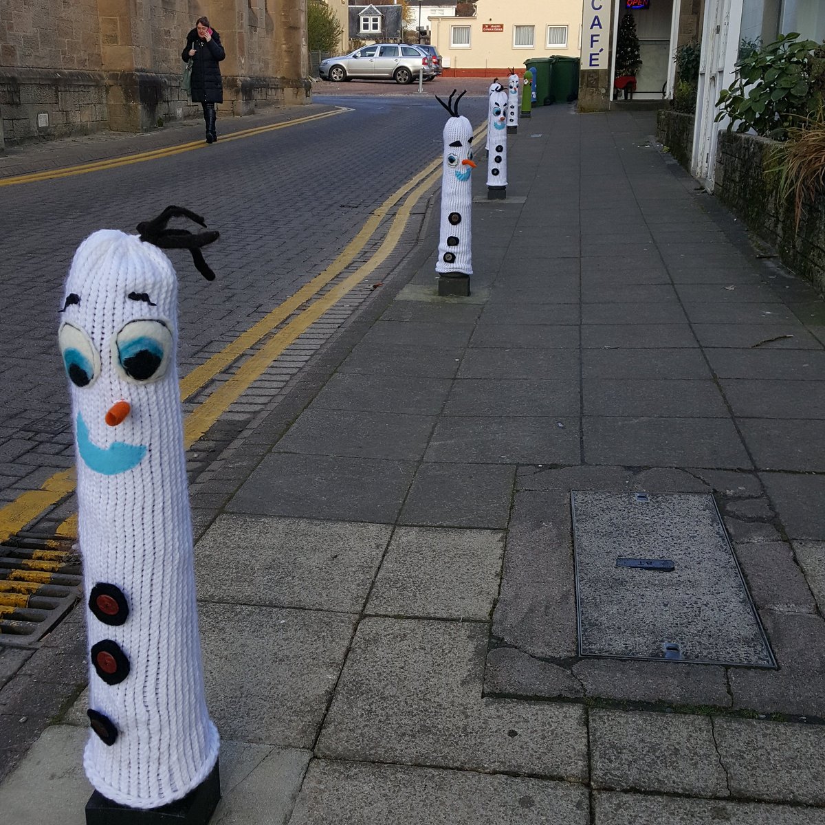 PipingThistle's tweet photo. Christmas Bollard warmers in Callander today! https://t.co/OybyFH0Hp8