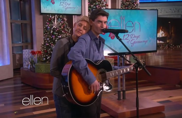 16-årige David låter på pricken som Elvis – framför ”Blue Christmas” hos Ellen DeGeneres
amelia.se/artiklar/16-ar…