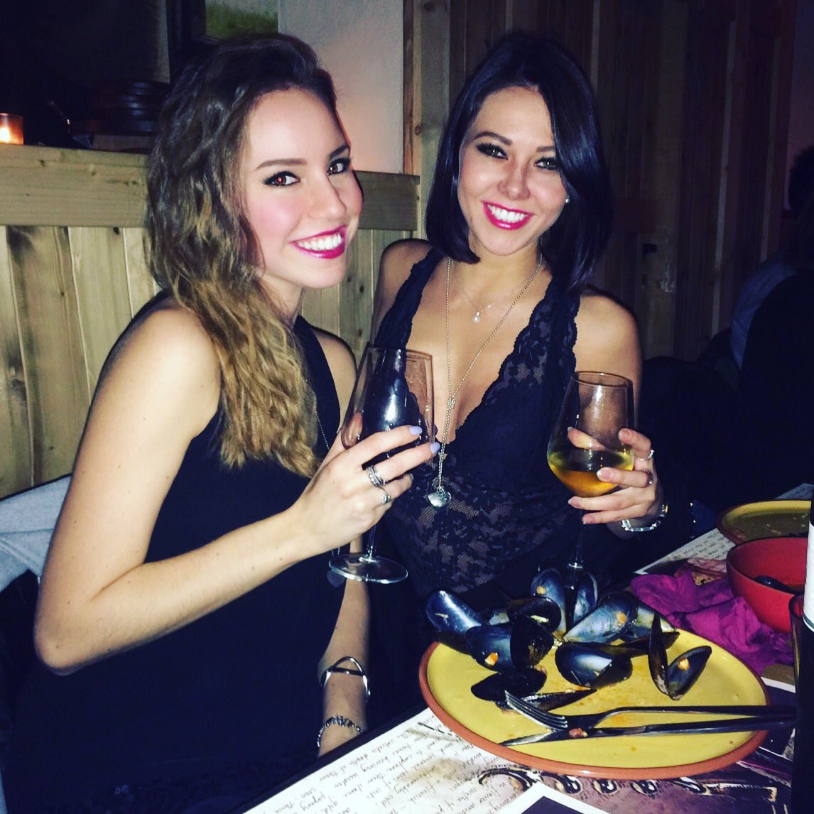 FrancyBuriani's tweet photo. Selfie al ristorante?! Quando ci porti a cena @rawvatsy?? Sempre pronte!! #TuttoMoltoInteressante https://t.co/nCfgimgQiX