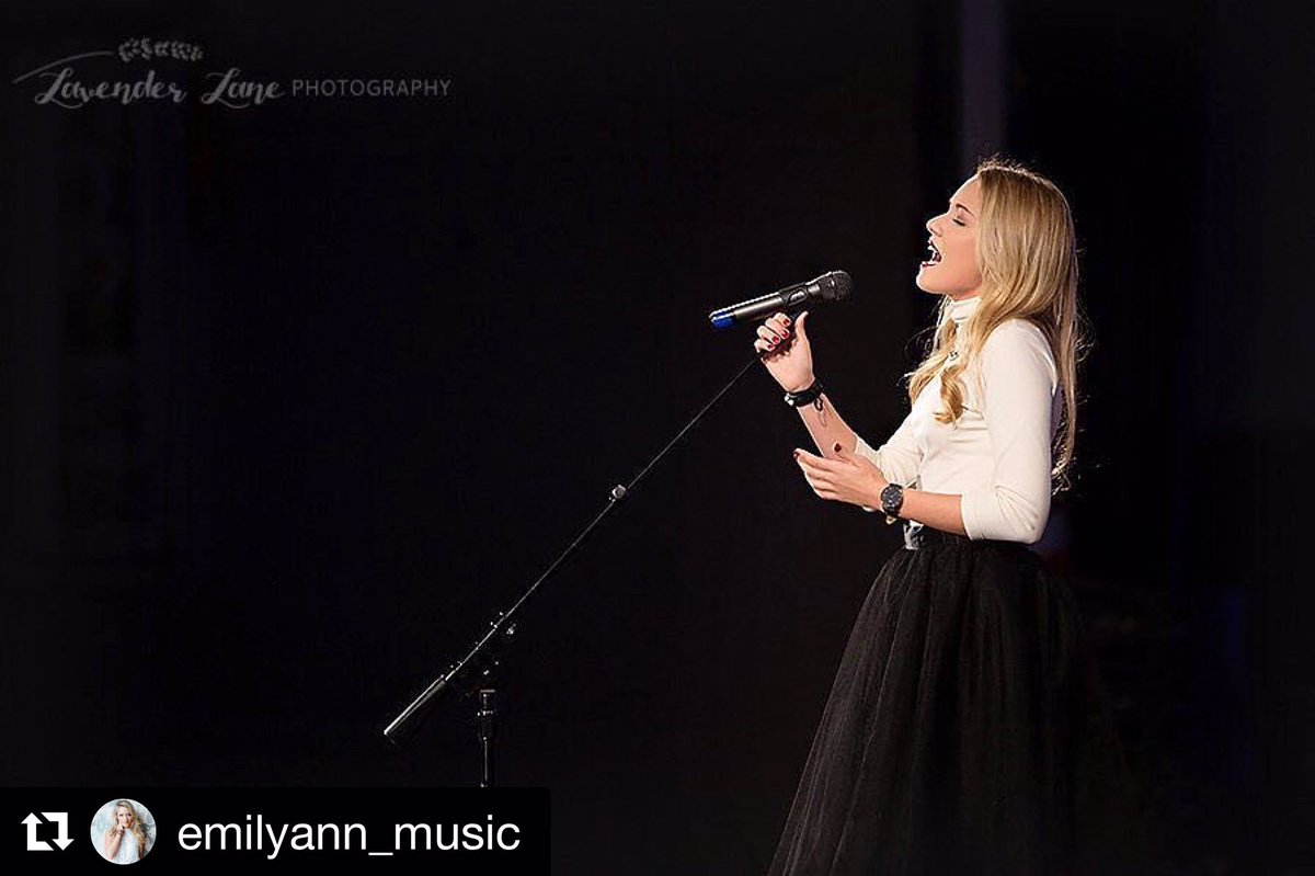 peytonrbaxter's tweet photo. Tulle is where it's at for the Holidays! β€οΈπ@emilyann_music #repost #peytonbaxterstyling #lovenlabels #LNL #stylist #blogger https://t.co/yncmG9yEIs