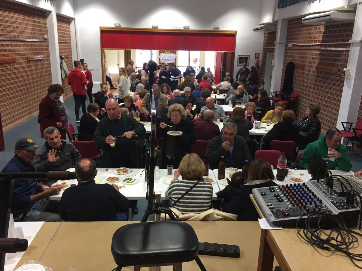 Junta_SantaCruz's tweet photo. Magníficas castañas, deleitosas migas y deliciosos pastelillos de navidad en nuestro Centro Municipal para dar la bienvenida  a la navidad. https://t.co/UBWiB5JXm0