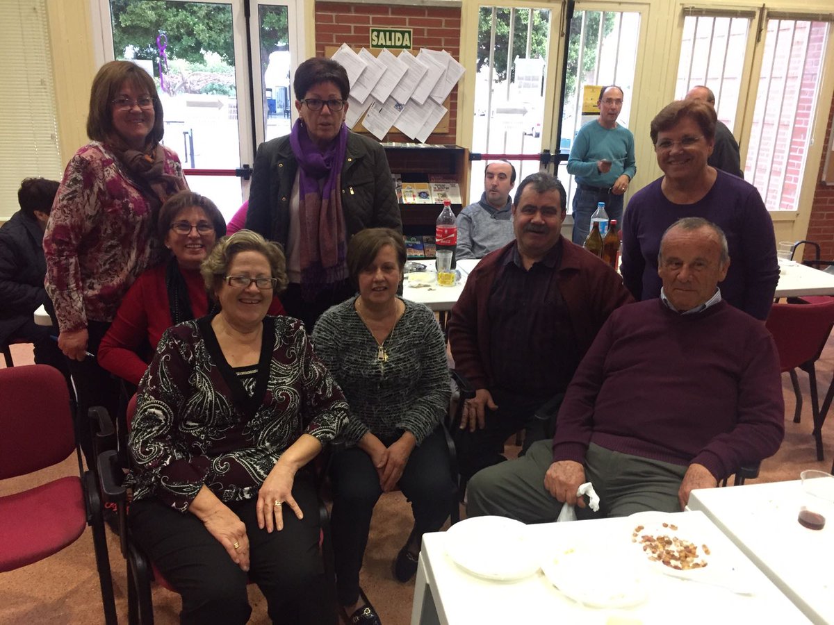 Junta_SantaCruz's tweet photo. Magníficas castañas, deleitosas migas y deliciosos pastelillos de navidad en nuestro Centro Municipal para dar la bienvenida  a la navidad. https://t.co/UBWiB5JXm0