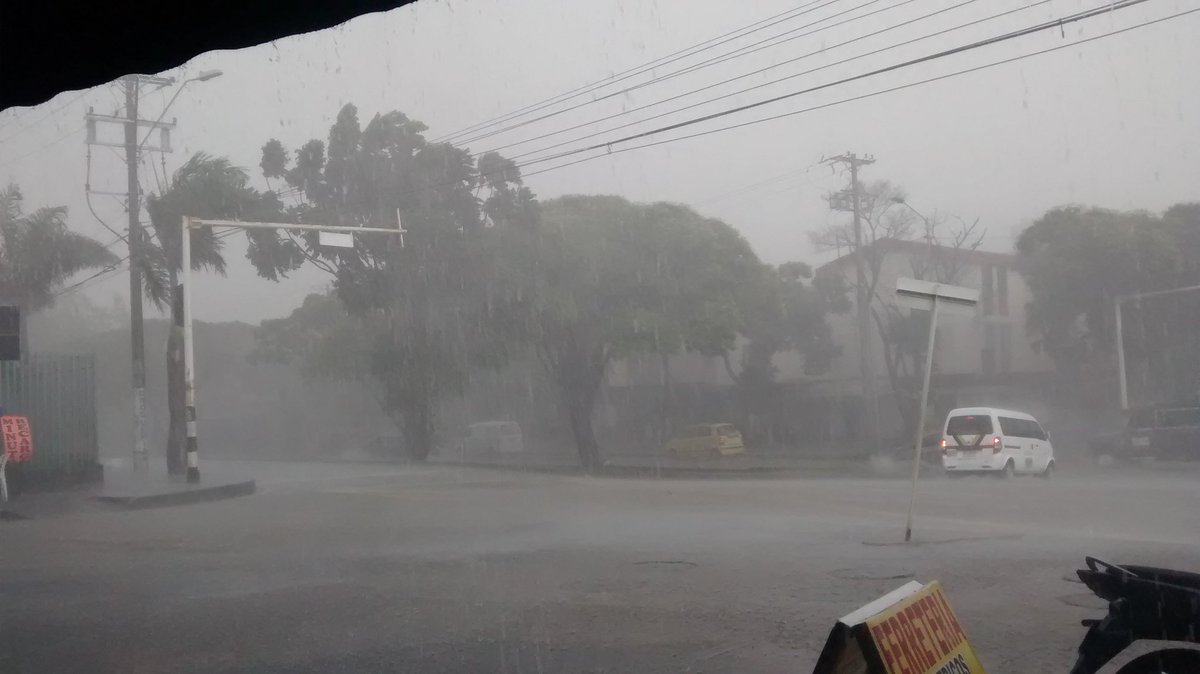 CaliesCaliCOL's tweet photo. NOS REPORTAN! ☔☁⚡ FUERTE AGUACERO SECTOR SUR - TEQUENDAMA, CAMBULOS ☔☁⚡ ¿Como esta el clima en tu barrio? https://t.co/JCjdwywyod