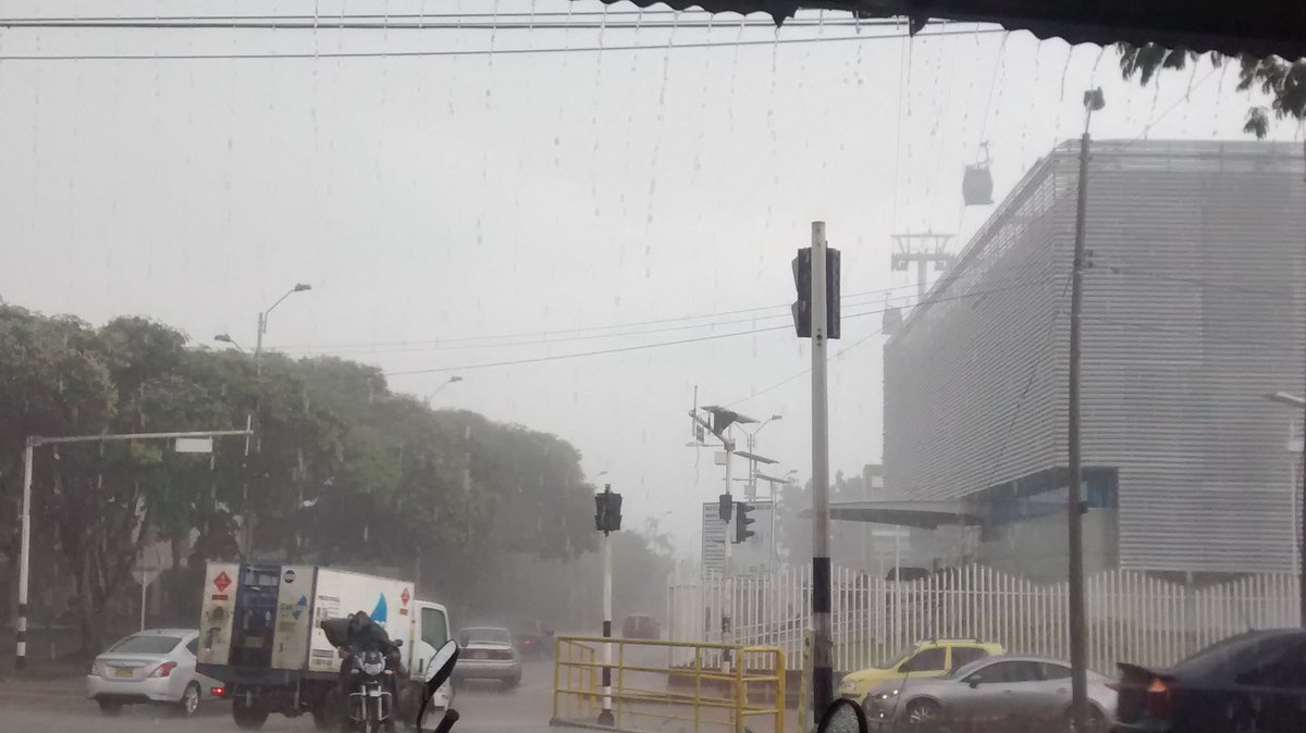 CaliesCaliCOL's tweet photo. NOS REPORTAN! ☔☁⚡ FUERTE AGUACERO SECTOR SUR - TEQUENDAMA, CAMBULOS ☔☁⚡ ¿Como esta el clima en tu barrio? https://t.co/JCjdwywyod