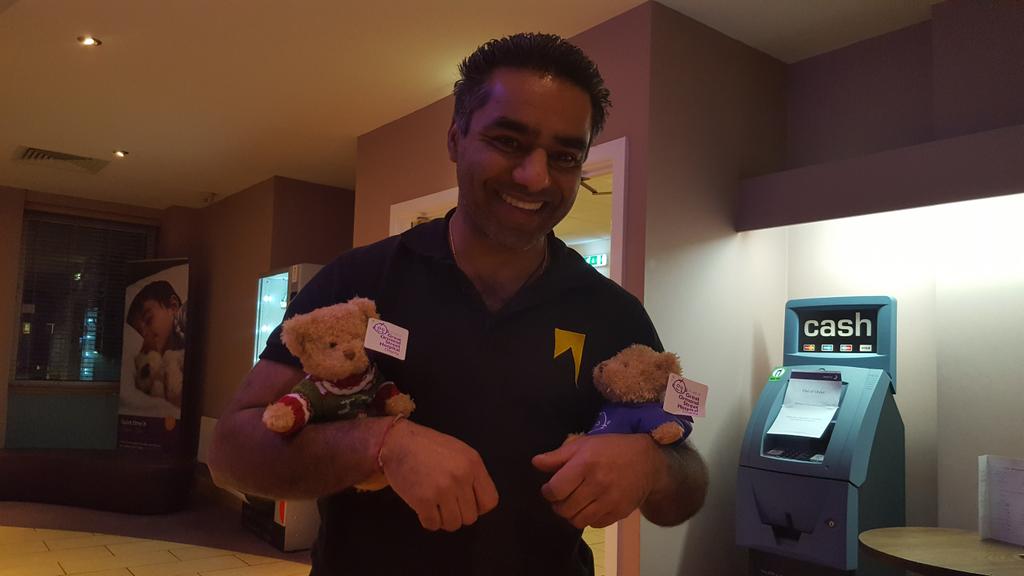 This lovely Man has just rehomed these 2 tonight🐻🐻🐻 <a href="/MrBernardBear/">Bernard ʕ´•ᴥ•`ʔ</a> <a href="/IAmAntBennett/">Anthony Bennett</a> @MissLoobylou32 <a href="/JonathonSlack/">Jonathon Slack</a> <a href="/jmb0606/">John Mark Brennan</a> <a href="/SDEBDD/">simon ewins</a>