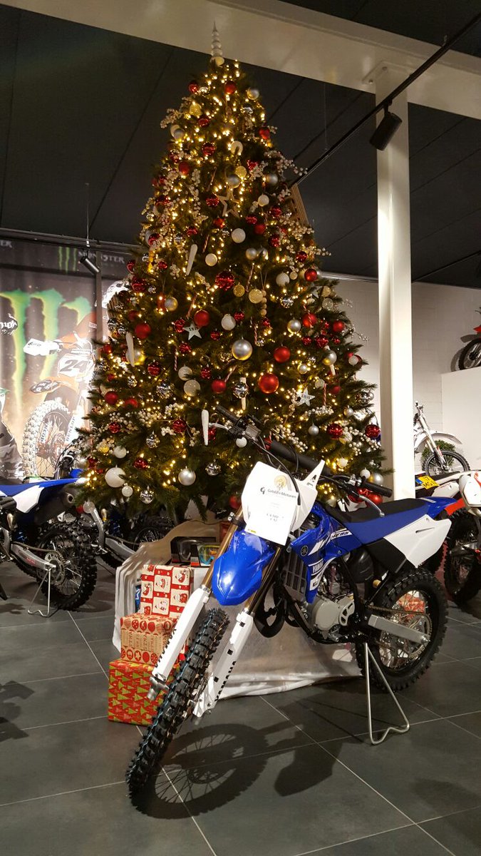 Vandaag de #showroom  <a href="/GebbenMotoren/">Gebben Motoren</a> voorzien van kerstdecoratie. Met deze ruim 3mtr hoge #kerstboom als #paradepaardje ! #styling #bytal