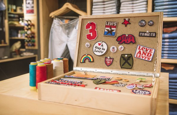 CamilaVillamilN's tweet photo. Me pareció súper cool el Levi’s Tailor Shop de @Levis_Co - Conoce de qué se trata ---> https://t.co/mF3QLkpqhL #SoSophisticated #RockInLevis https://t.co/XRZZQmhDrL