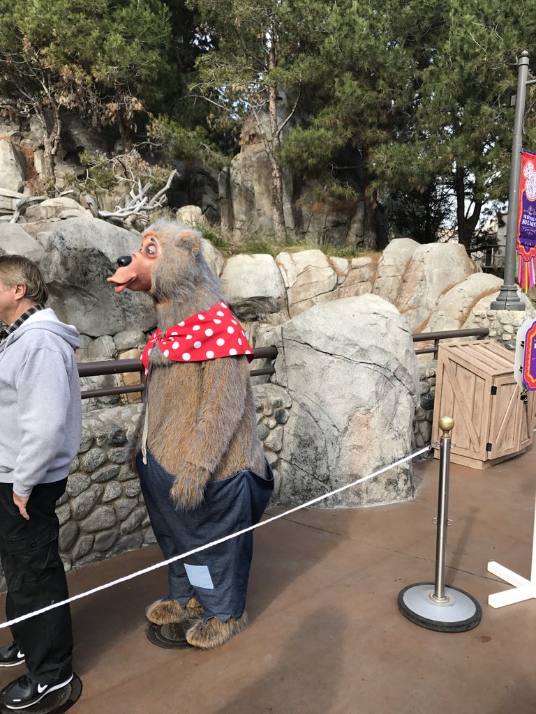 guyselga's tweet image. Liverlips is waiting in line for his own meet and greet