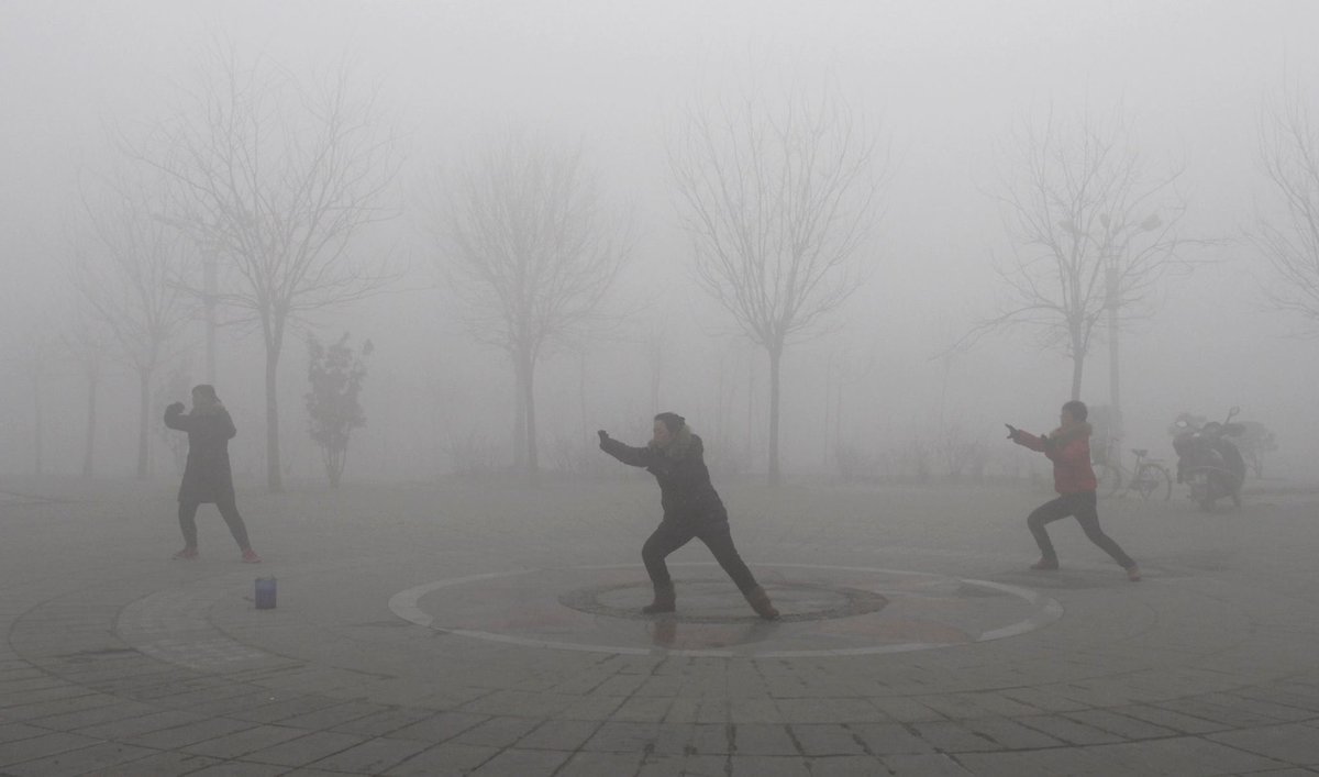 Guilhotinainfo's tweet photo. #COP2015 Alertas de #poluição no norte da #China impedem voos e actividades na rua | https://t.co/KacZv9gUPO https://t.co/XhJV05YtXP
