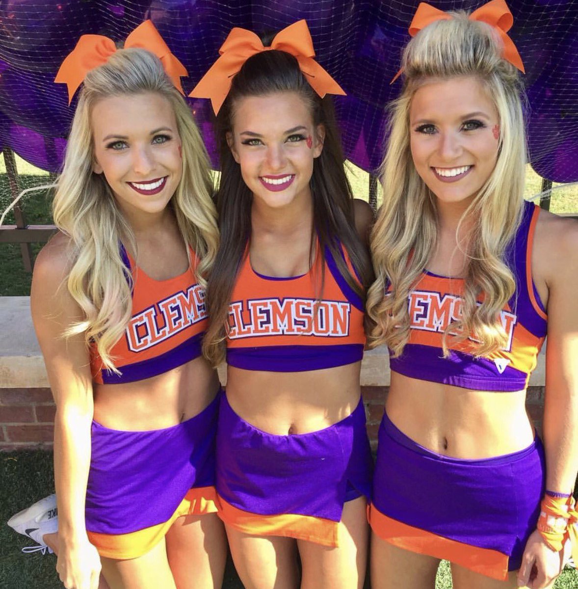 Clemson University cheerleaders tho.pic.twitter.com/CvvMzutIKf.