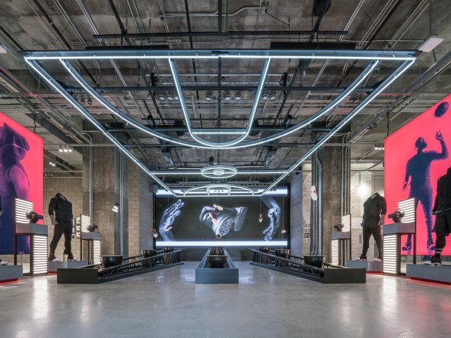 Adidas abre en NY su tienda más grande del mundo, la cual luce como un estadio.Cuenta con área de consulta fitness y vestidores tipo estadio
