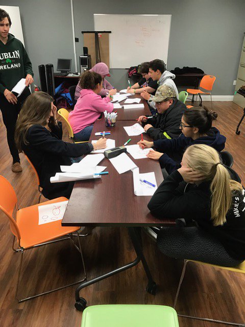 SPrefect's tweet photo. Students having fun volunteering with @OakvilleCL during co-curricular time #service #happyhearts https://t.co/WrshQseo8F