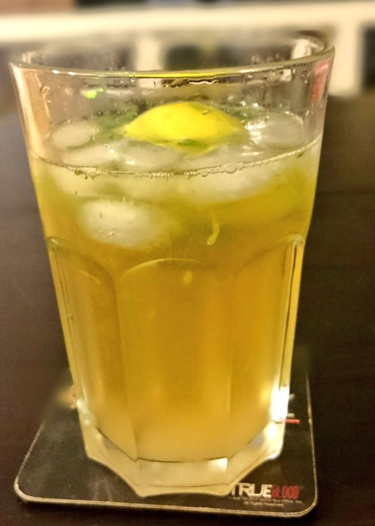 lalalapilara's tweet photo. La lima se me ha amarilleado en la nevera pero está de muerte, con la 💩 de día de hoy #Mojitazo https://t.co/dt5JuPh4Kd