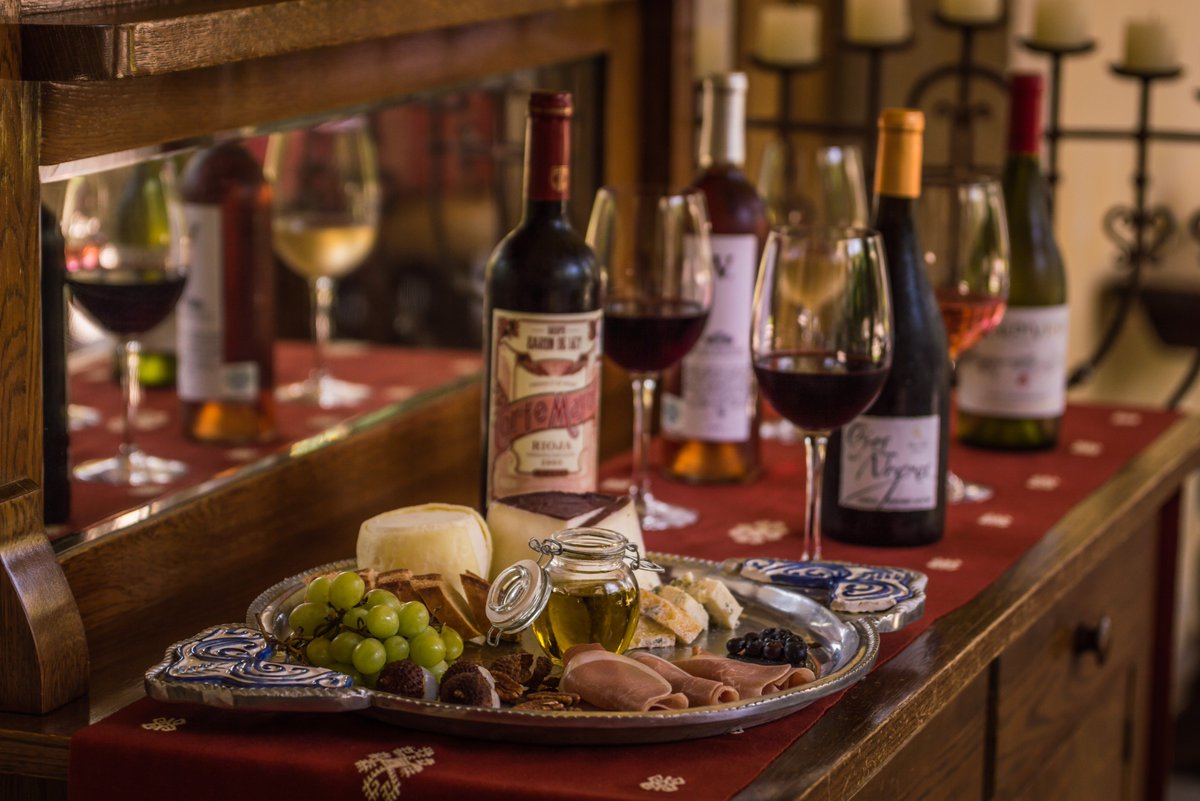 Tarde bohemia rica tabla de quesos, carnes frías,  tu vino tinto, blanco o Rosado tu que prefieres 
Tel: 36.16.91.98
haciendalalabor.com