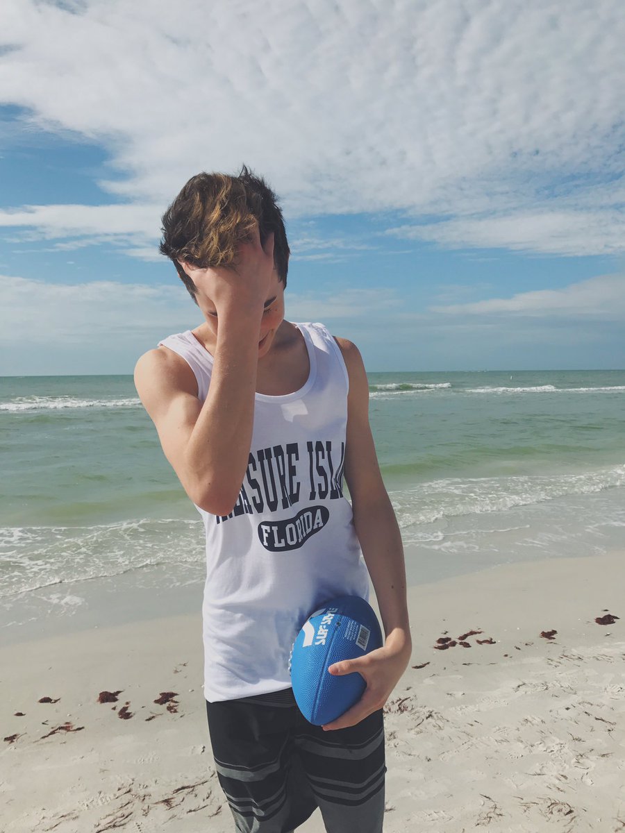 HunterRowland's tweet photo. Beach day 😊 https://t.co/TQ4Edqy8rl