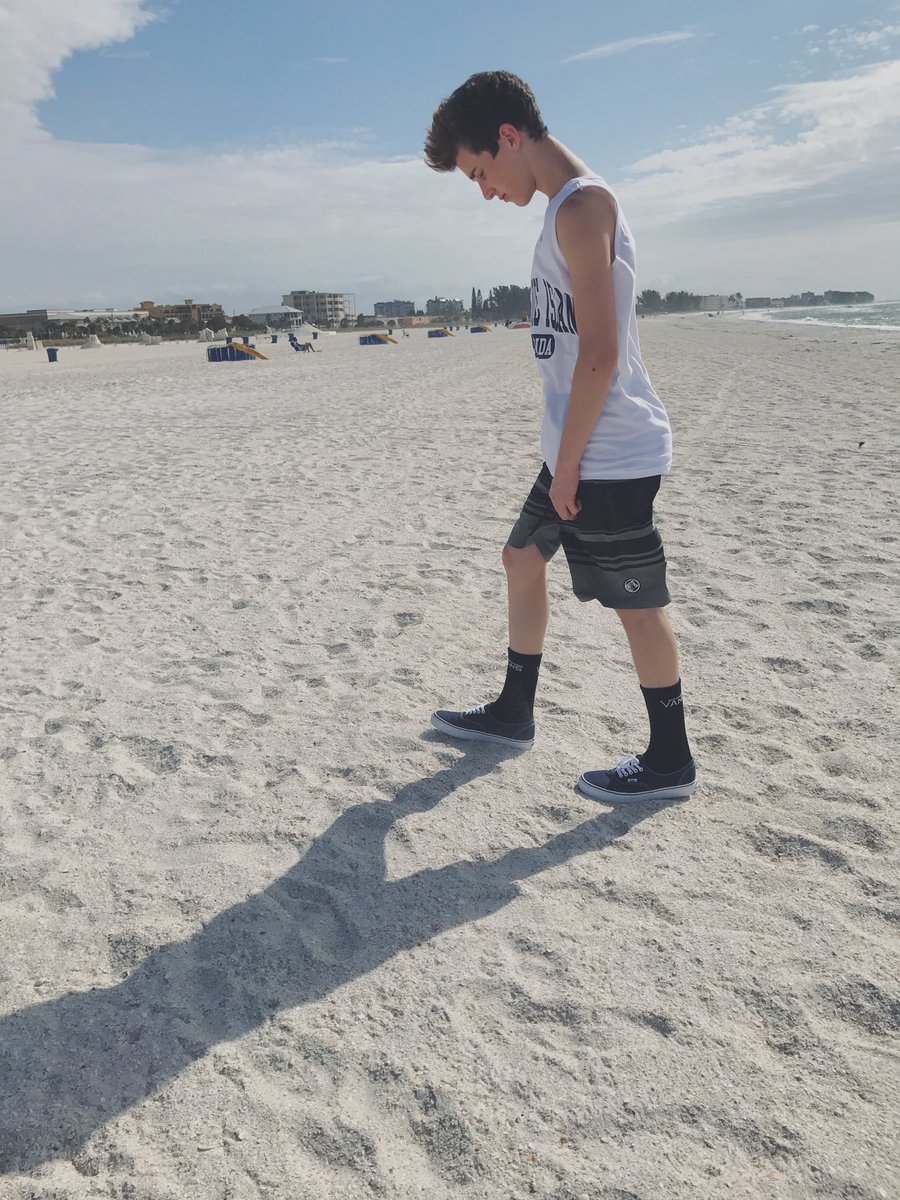 HunterRowland's tweet photo. Beach day 😊 https://t.co/TQ4Edqy8rl