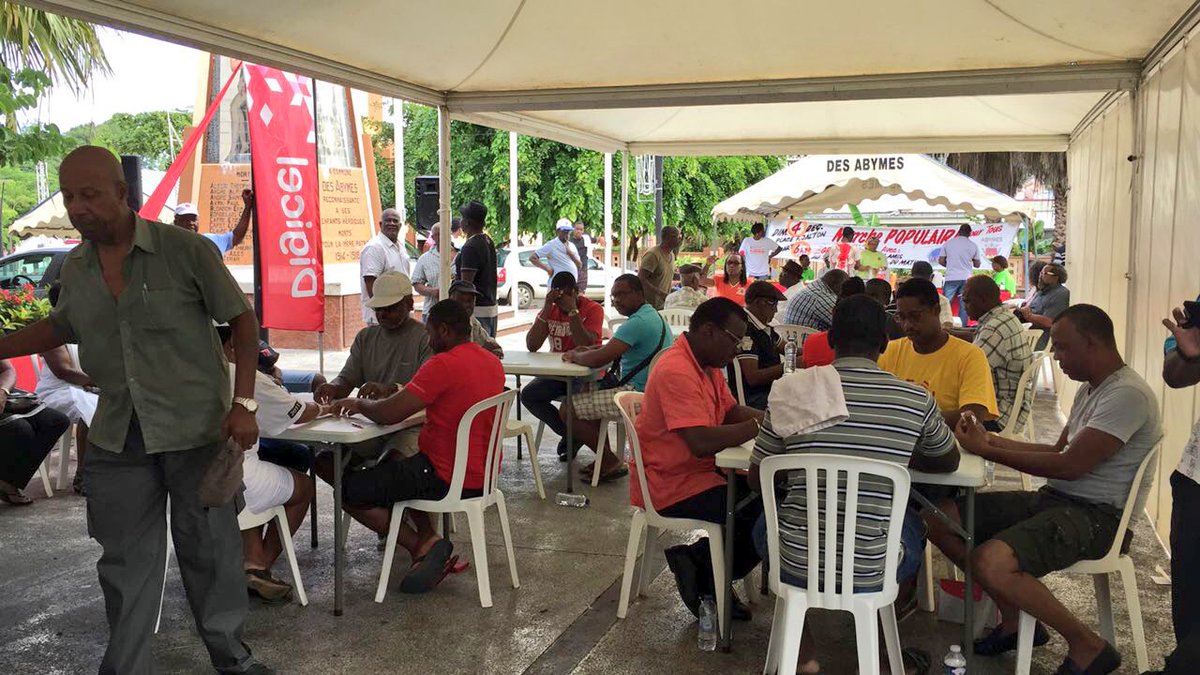 ThinkKreyol's tweet photo. Il y avait beaucoup de personnes réunis pour la grande finale hier du #DigicelDominosTour sur la place de l'hôtel de la @VilledesAbymes https://t.co/mqrQzLiTJH