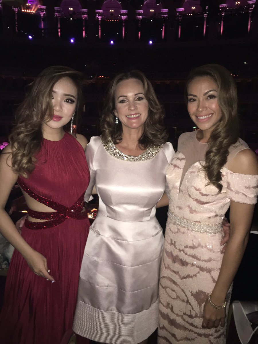 Tonight we are at the #BritishFashionAwards with our Managing Director Jayne Alexander, <a href="/willamazing/">Willabelle Ong</a> and <a href="/tayastarling/">taya rogers</a> #RoyalAlbertHall