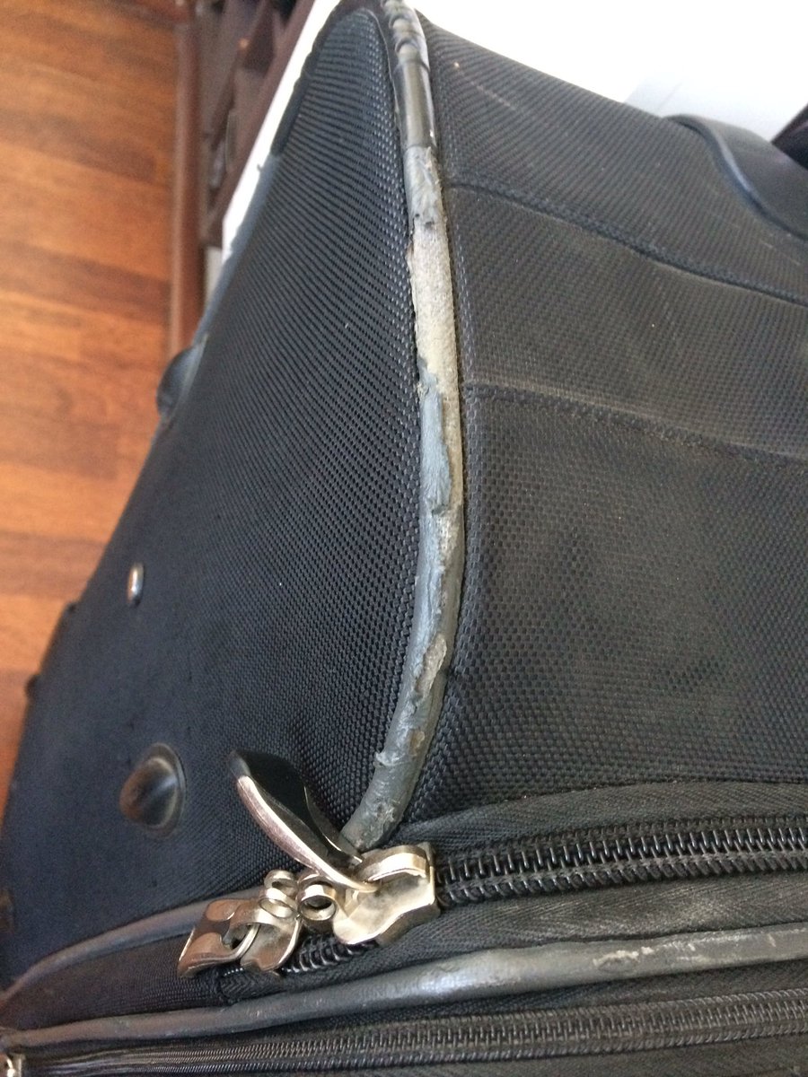 Con mi maleta toda arruinada después de un vuelo en <a href="/LATAM_CHI/">LATAM Chile</a> tratan pésimo el equipaje 😠#latam #maleta #reclamo