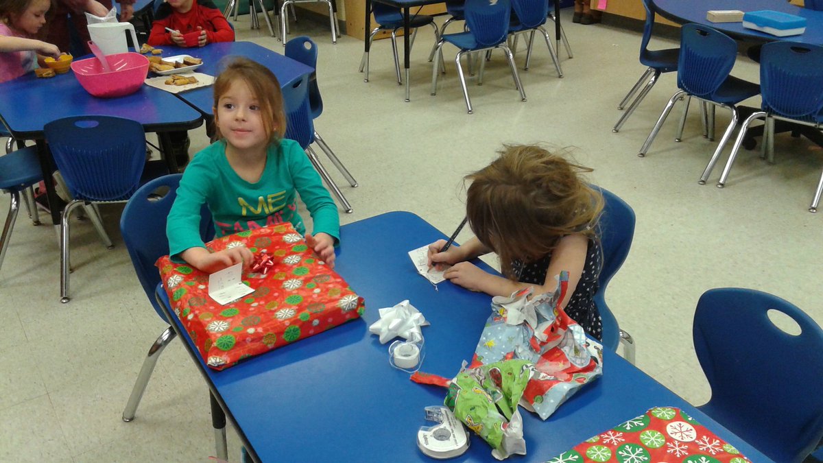 MsBHope's tweet photo. Holiday fun in JSKB! @PC_dolphins #Jingletheelf #centerfun https://t.co/TUjD5ZApci