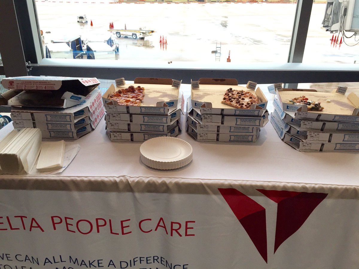 barton_david's tweet photo. 2 1/2 delay so @Delta gives everyone @dominos! All is better. #pizzamakeseverythingbetter #ATX https://t.co/GQjzE9YT4h