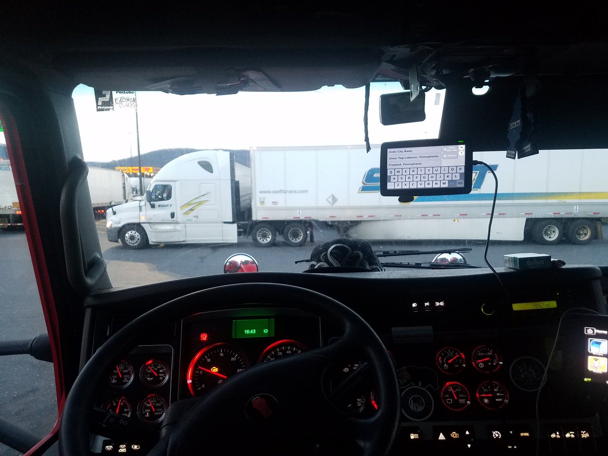 xNik281x's tweet photo. @SwiftTransport Swift, making up their own parking wherever they feel like. https://t.co/NGO7Xmnoan