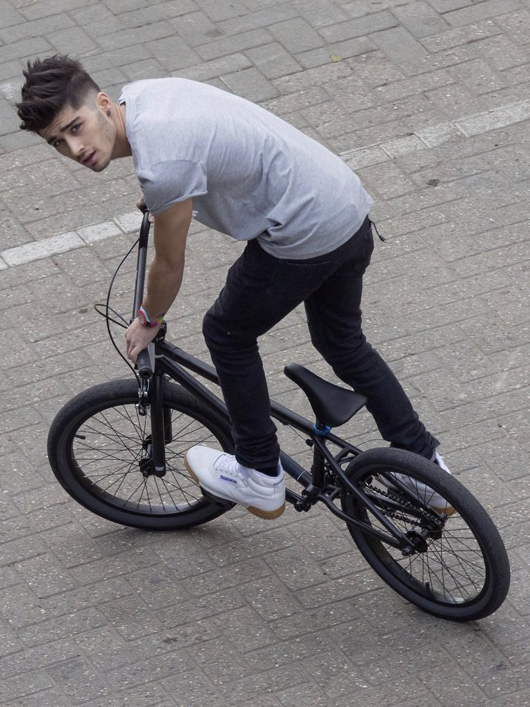 yooitszayn's tweet photo. — "tell me, young nigga, if ya die let me know, would your heart feel pain, watchin as your mother cries? will all your homies ride?" https://t.co/FuldL7PCA4