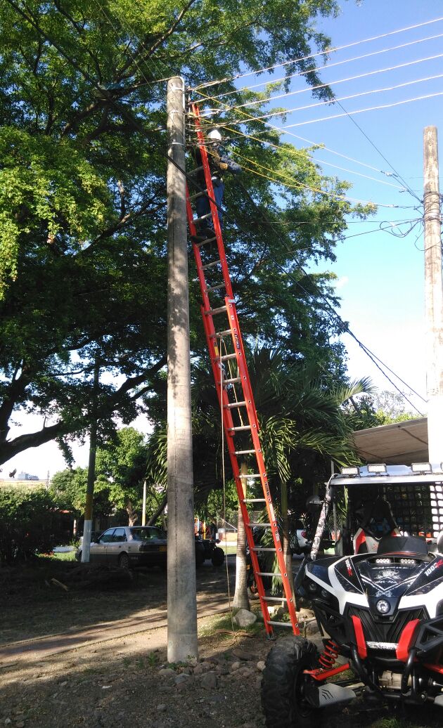 CeibaEice's tweet photo. #CEIBAOFICIAL 
A esta hora cuadrilla No2 y personal tecnico, estan Autocontrolando circuito del alumbrado en la Cra 26 entre calles 21 y 23. https://t.co/D2uPqdA1dr