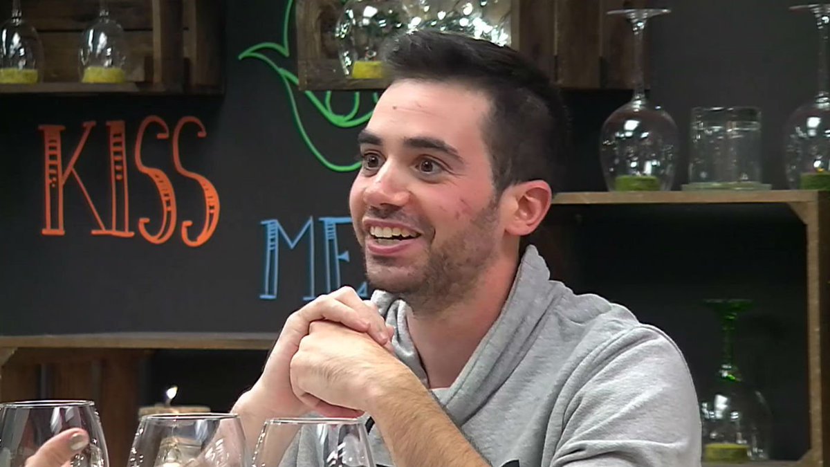 MedInfinityES's tweet photo. Raúl, uno de los comensales de este #FirstDates185 se define como "técnicamente vigen". El programa, completo, aquí https://t.co/QMpWlTnN9A https://t.co/gpTBkEOoJp