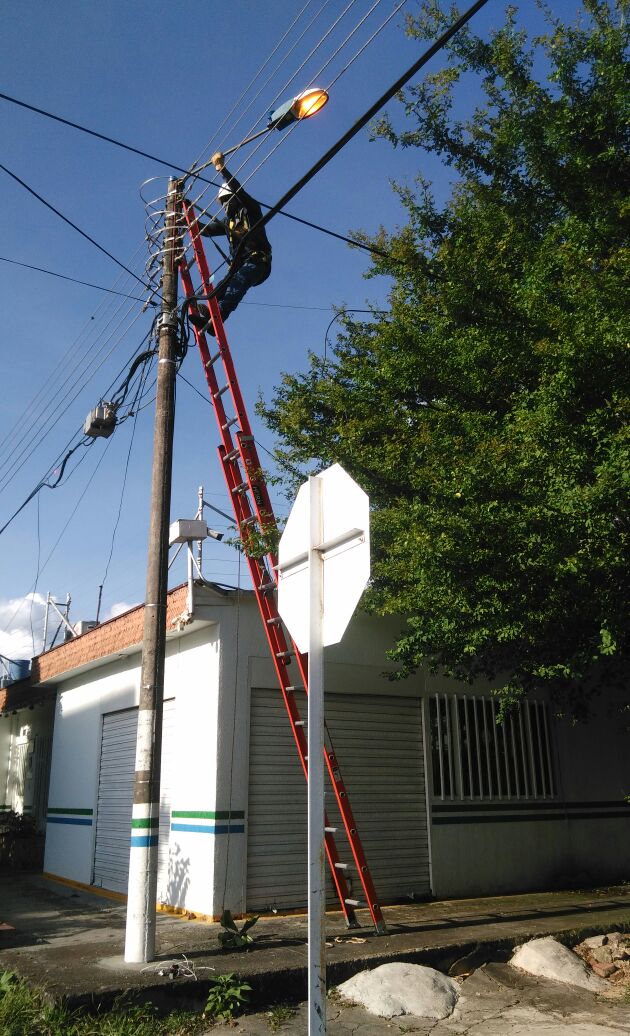 CeibaEice's tweet photo. #CEIBAOFICIAL 
A esta hora cuadrilla No2 y personal tecnico, estan Autocontrolando circuito del alumbrado en la Cra 26 entre calles 21 y 23. https://t.co/D2uPqdA1dr