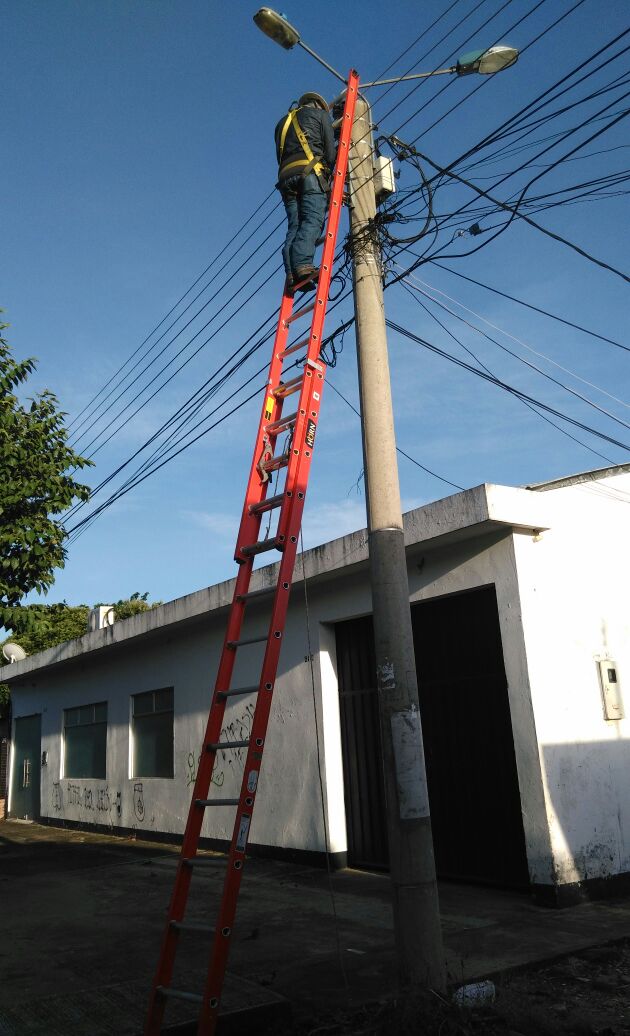 CeibaEice's tweet photo. #CEIBAOFICIAL 
A esta hora cuadrilla No2 y personal tecnico, estan Autocontrolando circuito del alumbrado en la Cra 26 entre calles 21 y 23. https://t.co/D2uPqdA1dr