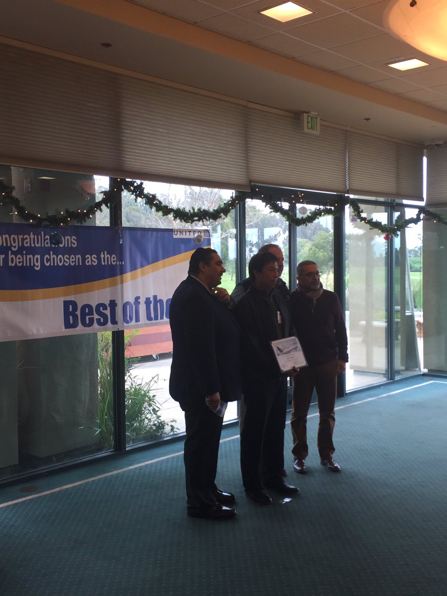 HRguyDGS3's tweet photo. @weareunited SFO VP Mike Hanna presents best of the bay award to SFO RSM Panu Buranathanit. https://t.co/tNhbc8W32U
