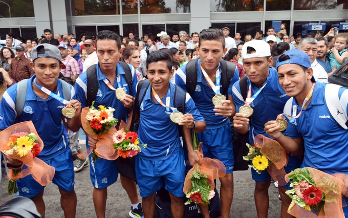 III Juegos Bolivarianos de Playa en Iquique Chile: El Salvador 5 Paraguay 3. CAMPEONES. Medalla de Oro. Cy8blhlXcAAf87I