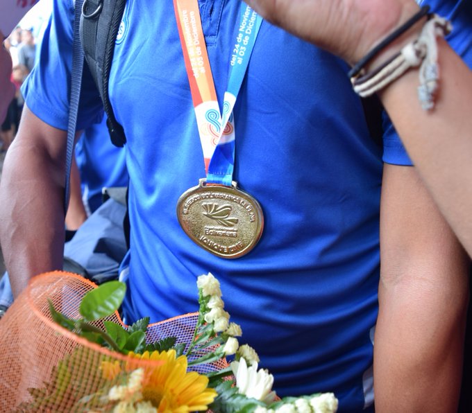 III Juegos Bolivarianos de Playa en Iquique Chile: El Salvador 5 Paraguay 3. CAMPEONES. Medalla de Oro. Cy8bp4TWEAE4crZ