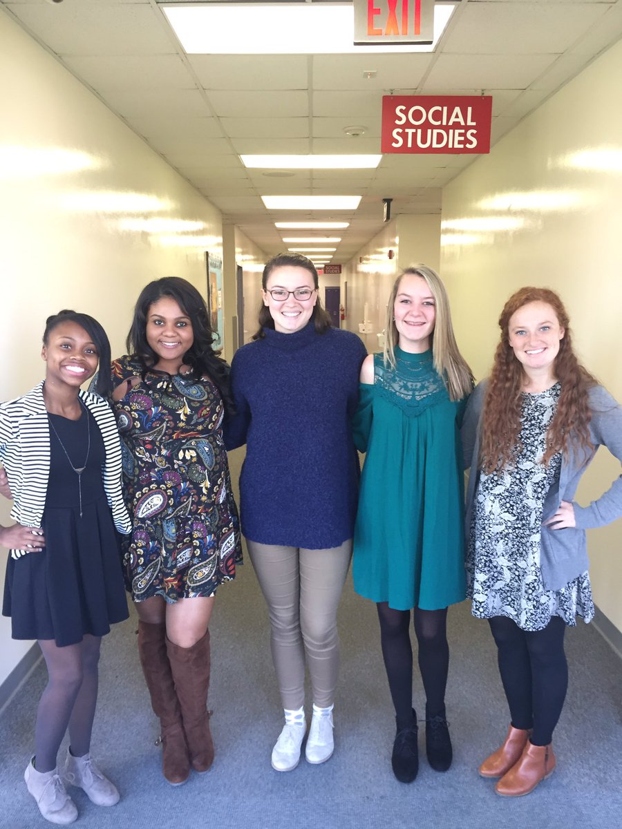 TinderL_16's tweet photo. what an awesome group! #SwipeRightForTinder https://t.co/SI7NdBQmSv