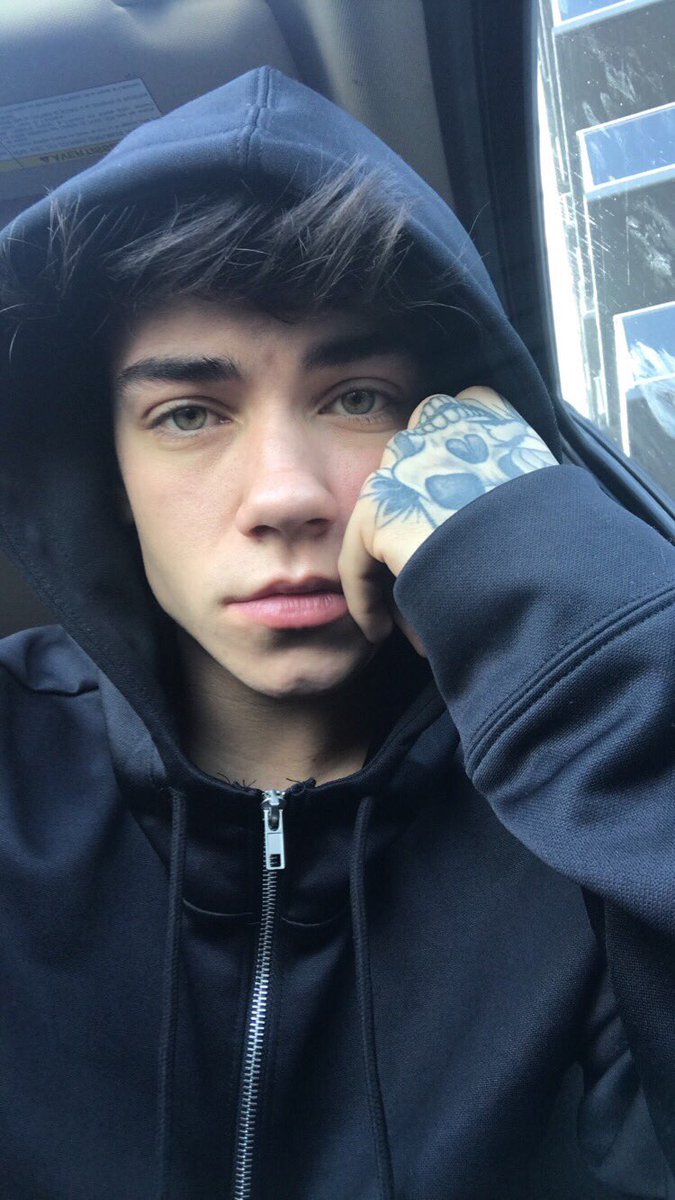 wesleytucker's tweet photo. i'm so exhausted help https://t.co/lsYzYtZWl5