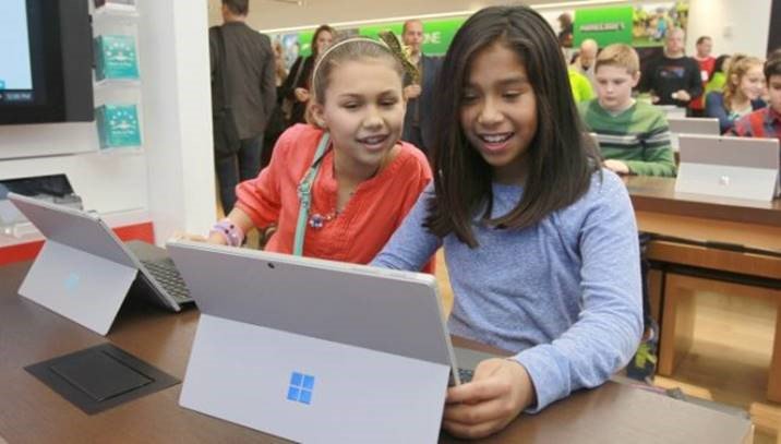 BradSmi's tweet photo. #CSEdWeek starts today. Let’s inspire today’s youth with the magic of computer science. #CSforAll https://t.co/ps90Dzf21i https://t.co/1CgDqeJN0T