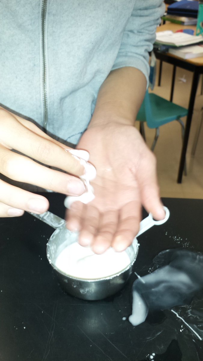 aleeyaali97's tweet photo. It's a liquid, it's a solid, it's....Goobelick! @sadhanasiva3 @JFVandermeij @VPstamatopoulos @ms_mclarenCG #itsafluid, #cornstartch+water https://t.co/VJQt8Elnnv