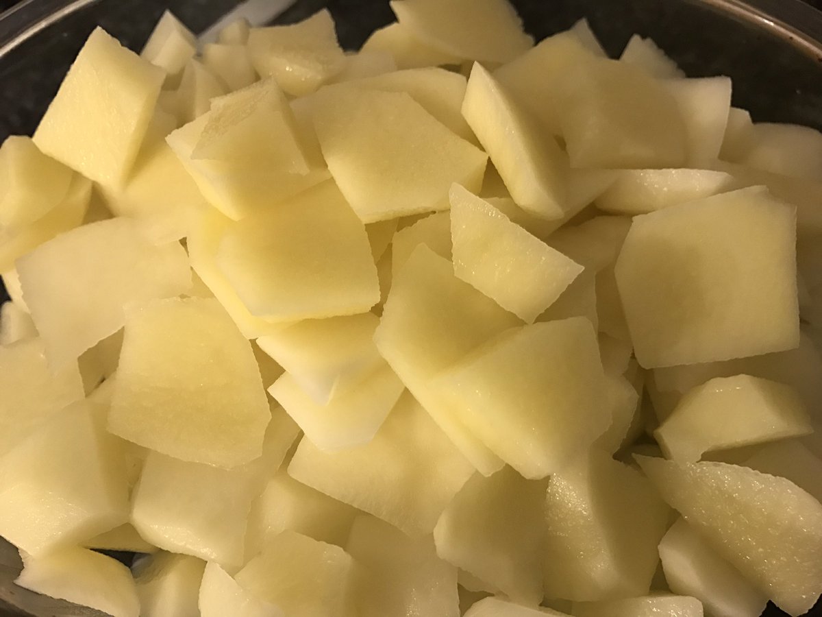 AtlanticDiet's tweet photo. Cut 700g of potatoes irregularly but thin. #RecipeOfTheDay #TortillaDePatatas https://t.co/zdJ1un5w6W