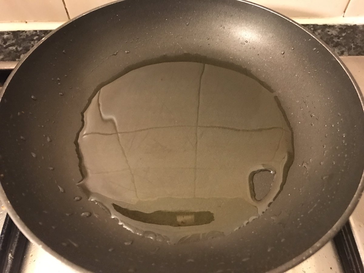 AtlanticDiet's tweet photo. Heat olive oil in a pan and introduce the mix. Low the fire to medium and fry until golden, then flip the tortilla and finish it https://t.co/O0xetwl1rb