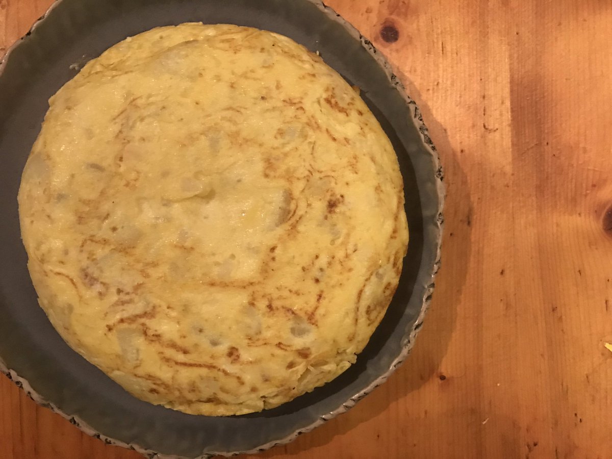 AtlanticDiet's tweet photo. As simple as that! #RecipeOfTheDay #tortillaDePatatas https://t.co/Wp6tyqOBqj