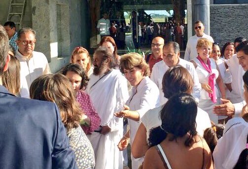Llega a #Acapulco el Embajador de #Paz <a href="/SriSri/">Gurudev</a> Ravi Shankar para ofrecer meditación masiva. Le recibe el Gob. <a href="/HectorAstudillo/">HectorAstudillo</a> y su esposa