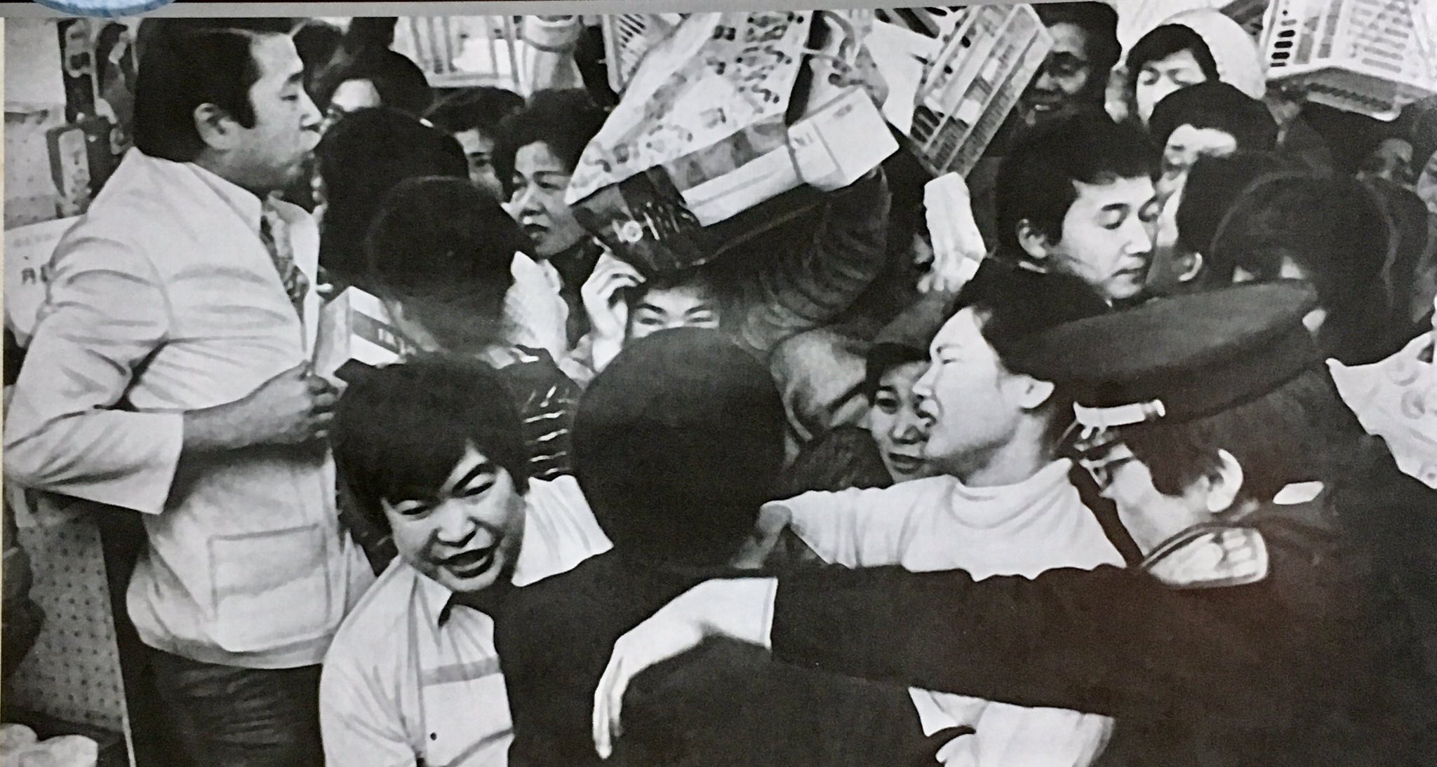 オダブツのジョー 昭和な光景 昭和48年 第4次中東戦争勃発を機に巻き起こったオイルショック その象徴ともいえるのが トイレットペーパーやティッシュがなくなるというデマから起こった一連の騒動 東京 港区のスーパー 青山ピーコック の