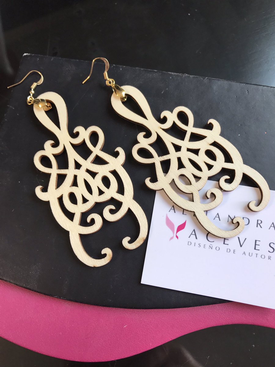 alejandraaceves's tweet photo. Aretes de madera balsa cortados a láser con arillo chapa de oro. Muy livianos. 11 cm de longitud incluyendo el arillo. https://t.co/NuevLlrsDy