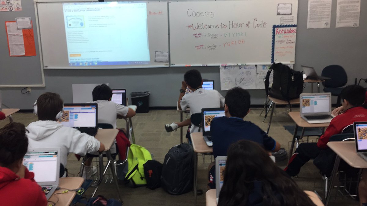 jimenavm88's tweet photo. It's happening #coding #HourofCode  @ATS in 7C Science class! #dec52016 @codeorg https://t.co/yvQMEBQQoC