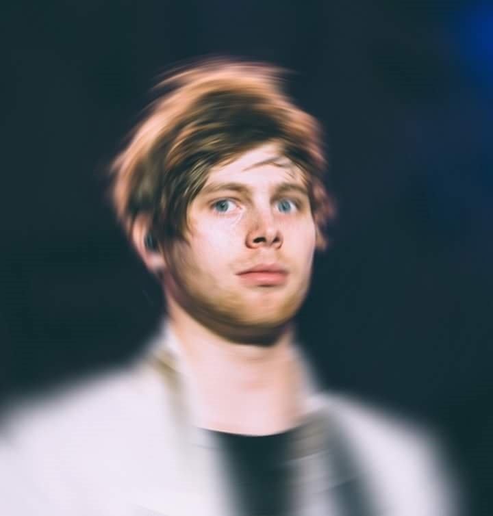 _AriadnaG_'s tweet photo. Luke viendo la tendencia#RipLukeHemmings https://t.co/UpMVGgjgF5