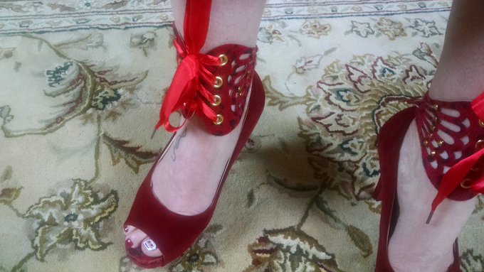 Showing off our pedis! Lianne's is awesome with these cute shoes!!! https://t.co/tMN8OlJdCc