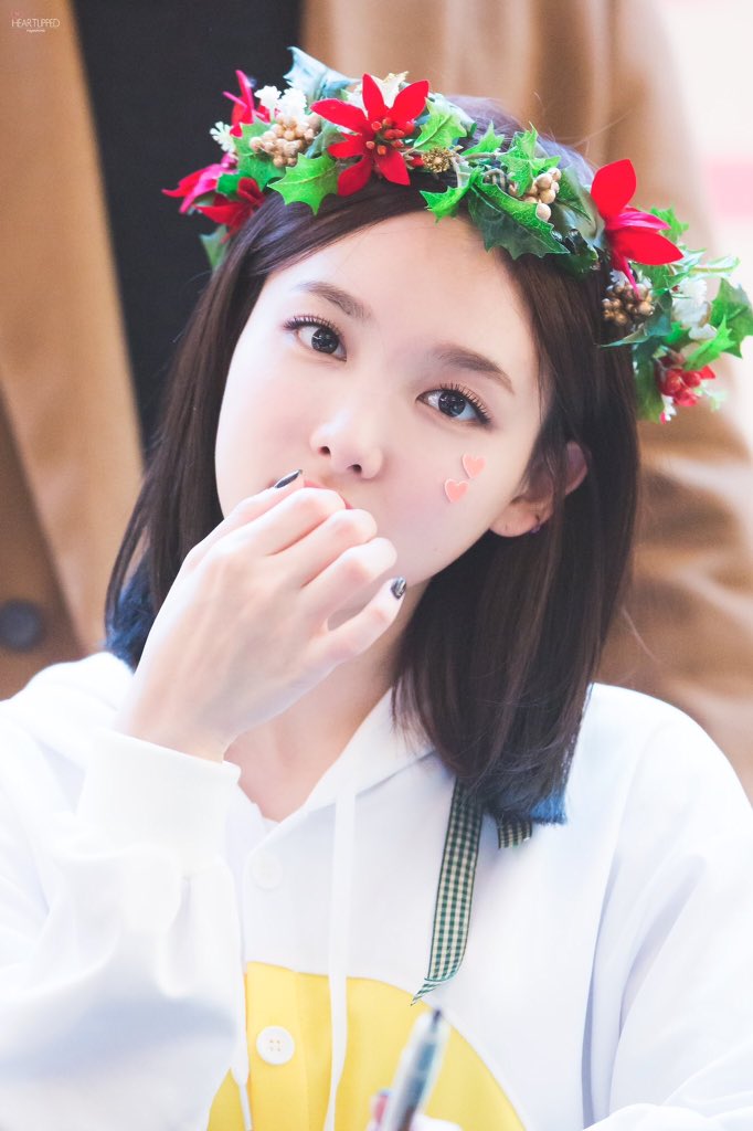 nayeonpics's tweet photo. 161204 https://t.co/s3Sn5k5su5