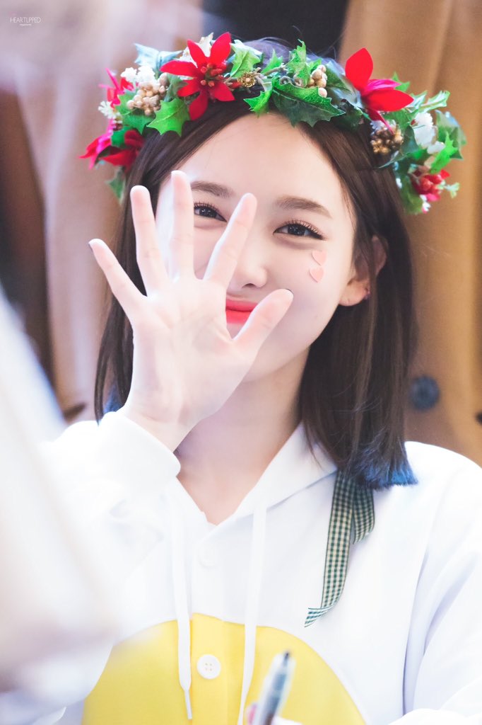 nayeonpics's tweet photo. 161204 https://t.co/s3Sn5k5su5